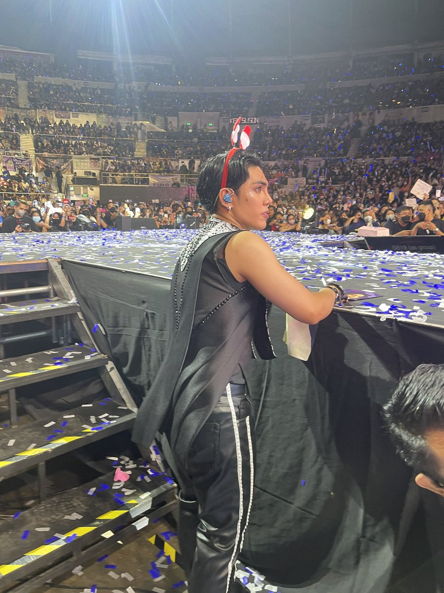 glendddaaa's tweet photo. (1/4) Stell @stellajero_ , thank you so much. Kung alam mo lang kung gaano ako kasaya. Dumaan ka sa tapat namin nung soundcheck. Inaabot ko yung gift ko , tumingin ka that time, at sumenyas na babalik ka mamaya. I forgot kung anong song ko na naabot yung gift ko that time. https://t.co/jE43fpcSBi