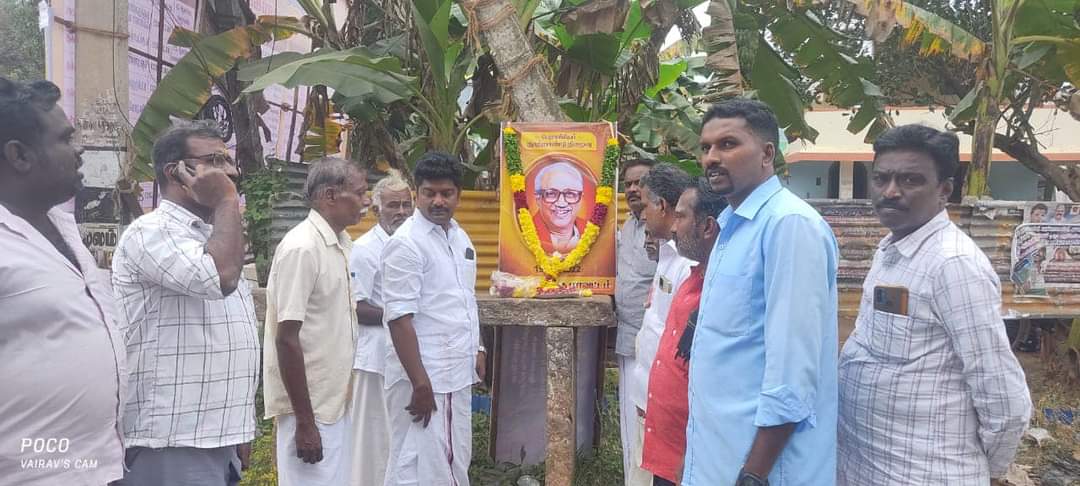 kavithaiselvan's tweet photo. தாமரங்கோட்டை வடக்கு ஊராட்சி கிளைகழகங்கள் சார்பாக பேராசிரியர் நூற்றாண்டு நிறைவு நாளை முன்னிட்டு திருவுருவ படத்திற்க்கு மால��� அணிவித்து மரியாதை செய்தபோது🖤❤️🙏🖤❤️ https://t.co/9ZXbSEke8L