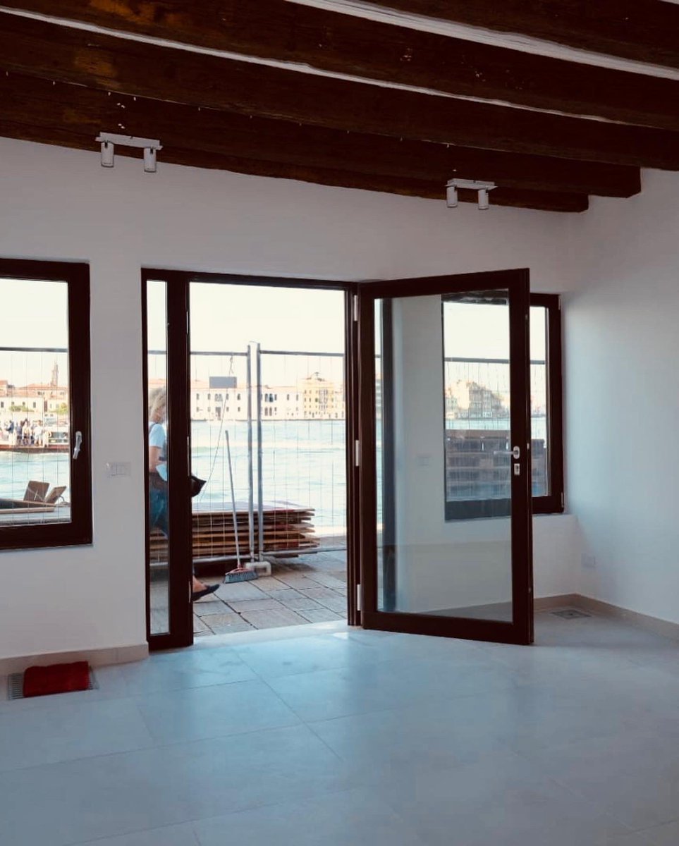 rupturerecord's tweet photo. Rupture va poser ses valises a Venise. J’aime l’idée de  vous faire découvrir de nouveaux livres ou vinyles attablés à la terrasse du quai de ce petit village de la Giudecca. Ce sera notre 4ème magasin, un nouveau port, un nouveau comptoir regardant vers la route de la soie https://t.co/Ac5vuETeCf