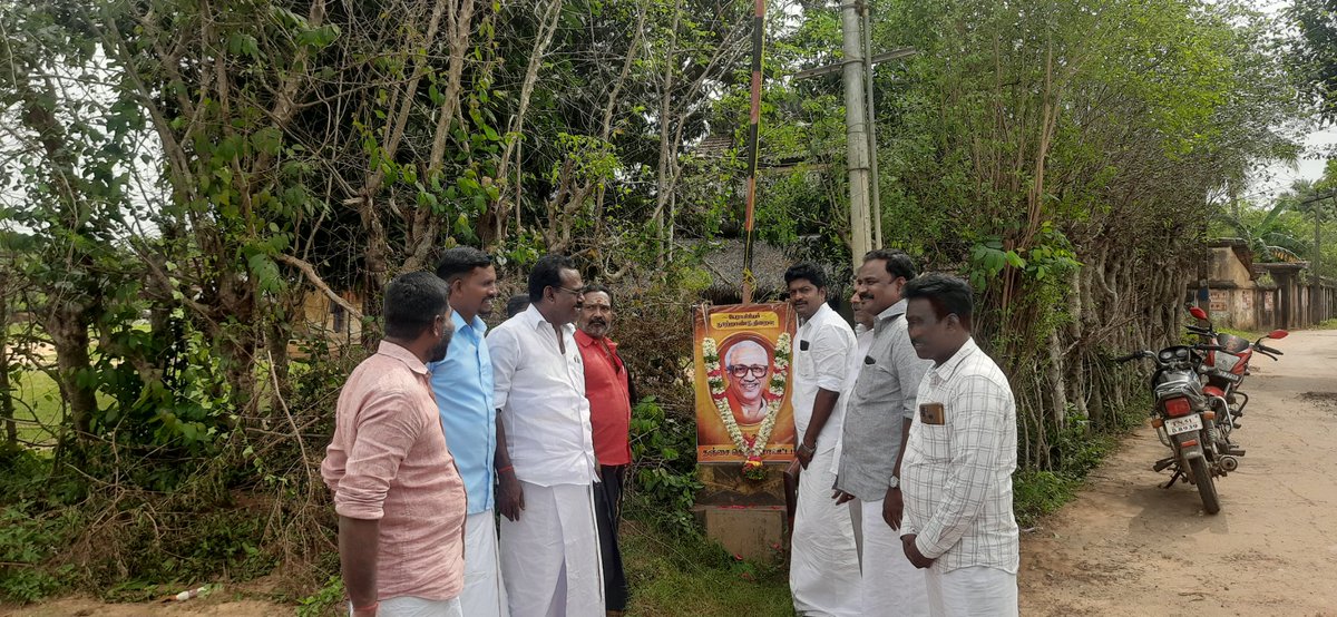 kavithaiselvan's tweet photo. தாமரங்கோட்டை வடக்கு ஊராட்சி கிளைகழகங்கள் சார்பாக பேராசிரியர் நூற்றாண்டு நிறைவு நாளை முன்னிட்டு திருவுருவ படத்திற்க்கு மால��� அணிவித்து மரியாதை செய்தபோது🖤❤️🙏🖤❤️ https://t.co/9ZXbSEke8L