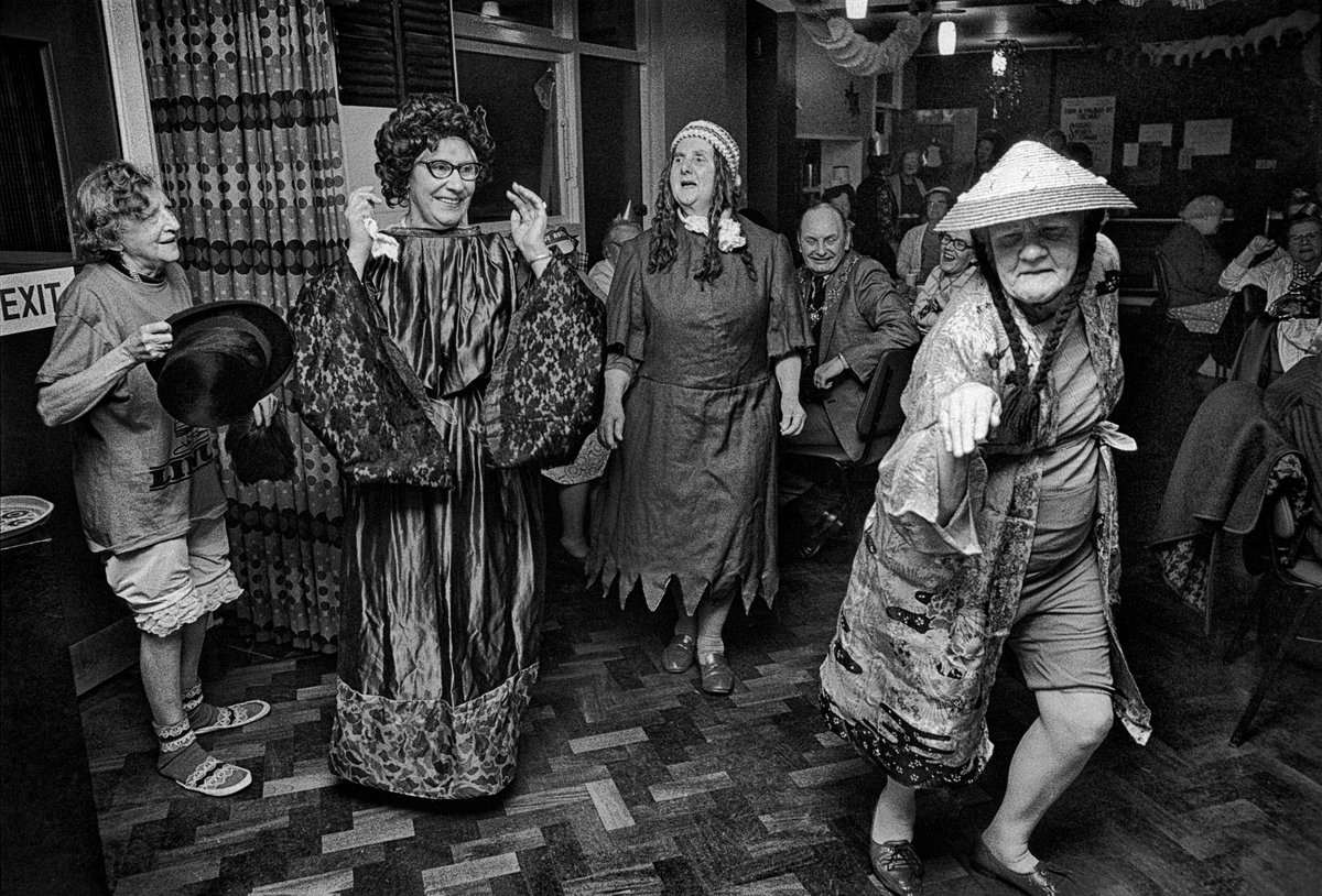 It's taken 47 years for most of these photos from an East End pensioners' club Christmas party to see the light of day but a pleasure delayed is a pleasure doubled.
spitalfieldslife.com/2022/12/19/chr…
#party #christmas #xmas #pensioner #towerhamlets  #eastend #london