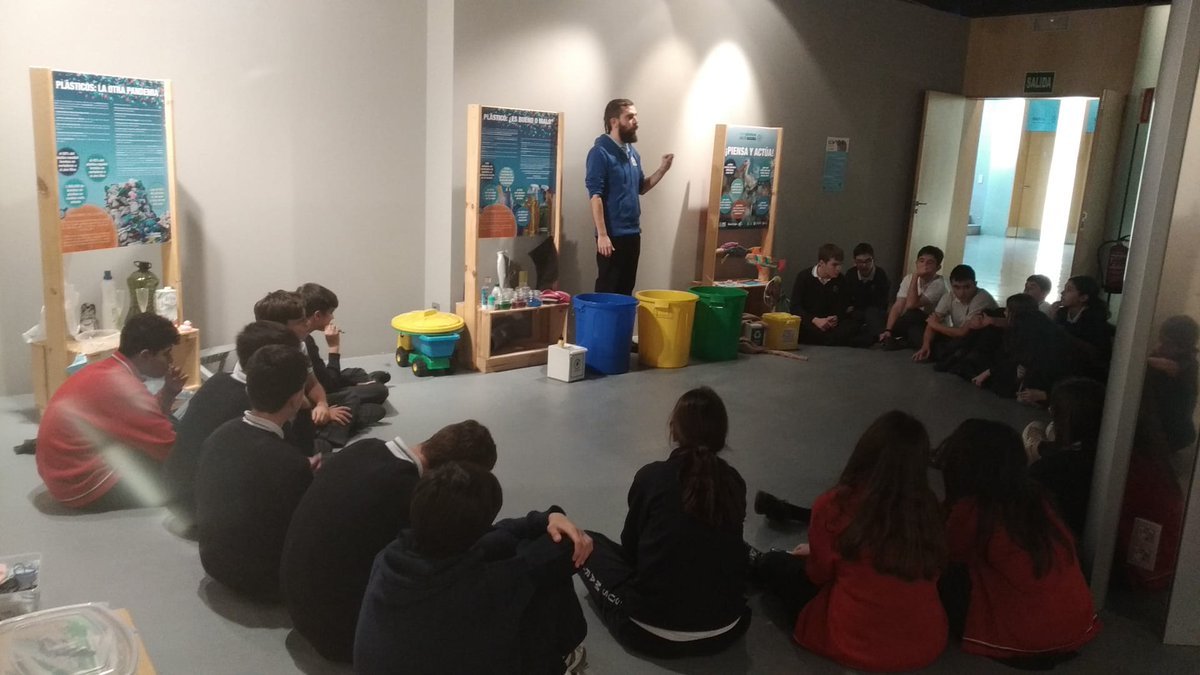 fundacionO2's tweet photo. #Burgos
El viernes tuvimos un tercer grupo en visita a la exposición "microplásticos MACROBASURA" del @coleJesusMaria con alumnos de 2 ESO, para sensibilizar de la situación de nuestros ríos.
@ecofrikis @FCirculoBurgos @FundIbercaja #csirios #microplasticosmacrobasura https://t.co/chDYijiXjo