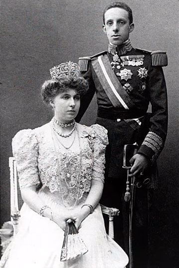 Military uniform of the King of Spain Alfonso XIII from 1906. He’s photographed with his wife Victoria Eugenie of Battenberg here

#militaryuniform #armyuniform #vintagemilitaryuniform #20centurymilitaryuniform #nationalclothing #folkdress #folkcostume #folkclothing #folkgarment
