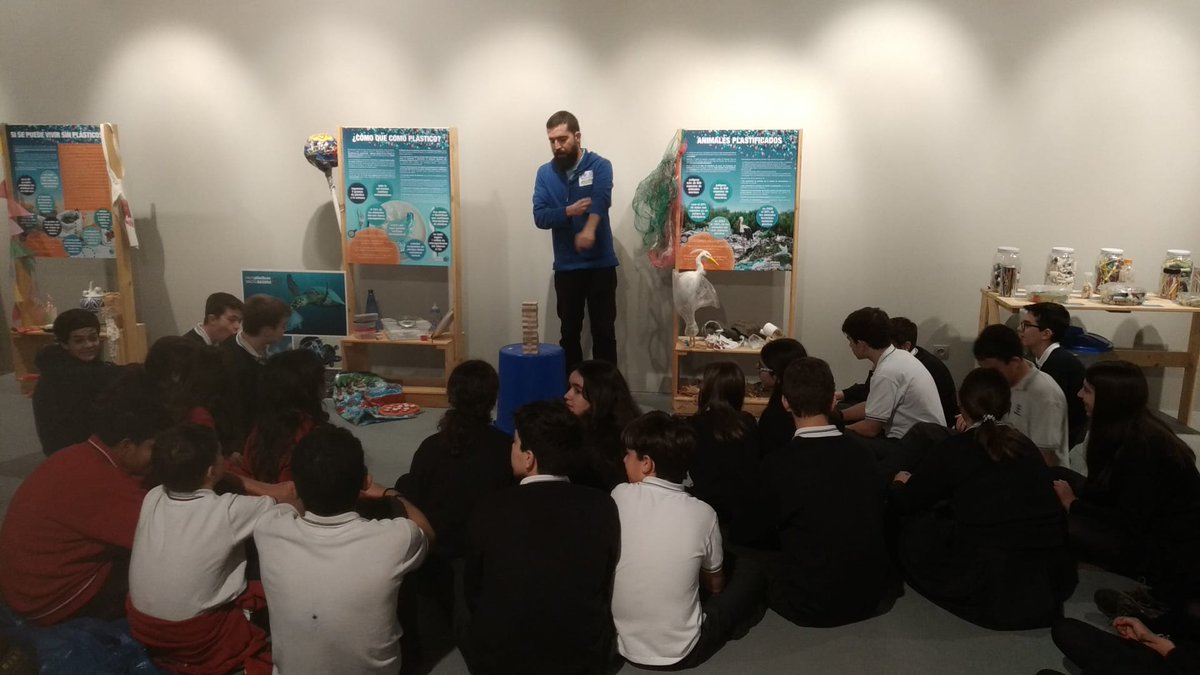 ecofrikis's tweet photo. #Burgos
El viernes tuvimos un tercer grupo en visita a la exposición "microplásticos MACROBASURA" del @coleJesusMaria con alumnos de 2 ESO, para sensibilizar de la situación de nuestros ríos.
@ecofrikis @FCirculoBurgos @FundIbercaja #csirios #microplasticosmacrobasura https://t.co/chlqImwyuR
