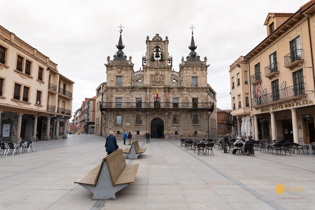 🧐¿Sabías que la #PlazaMayor de #Astorga lleva siendo una plaza pública desde hace dos mil años?

🙌🏻Es uno de los espacios más simbólicos. Posee una importante vida #cultural. Los martes vive su faceta más pura con el #mercado

Visítalo por la #VíadelaPlata 💛