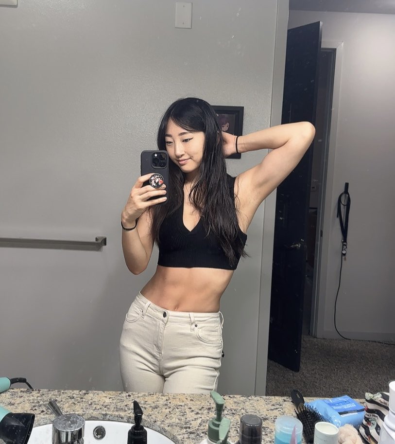 Emma 🦋 on Twitter: "come thru 😚 http://twitch.tv/EmmaMeiLi"