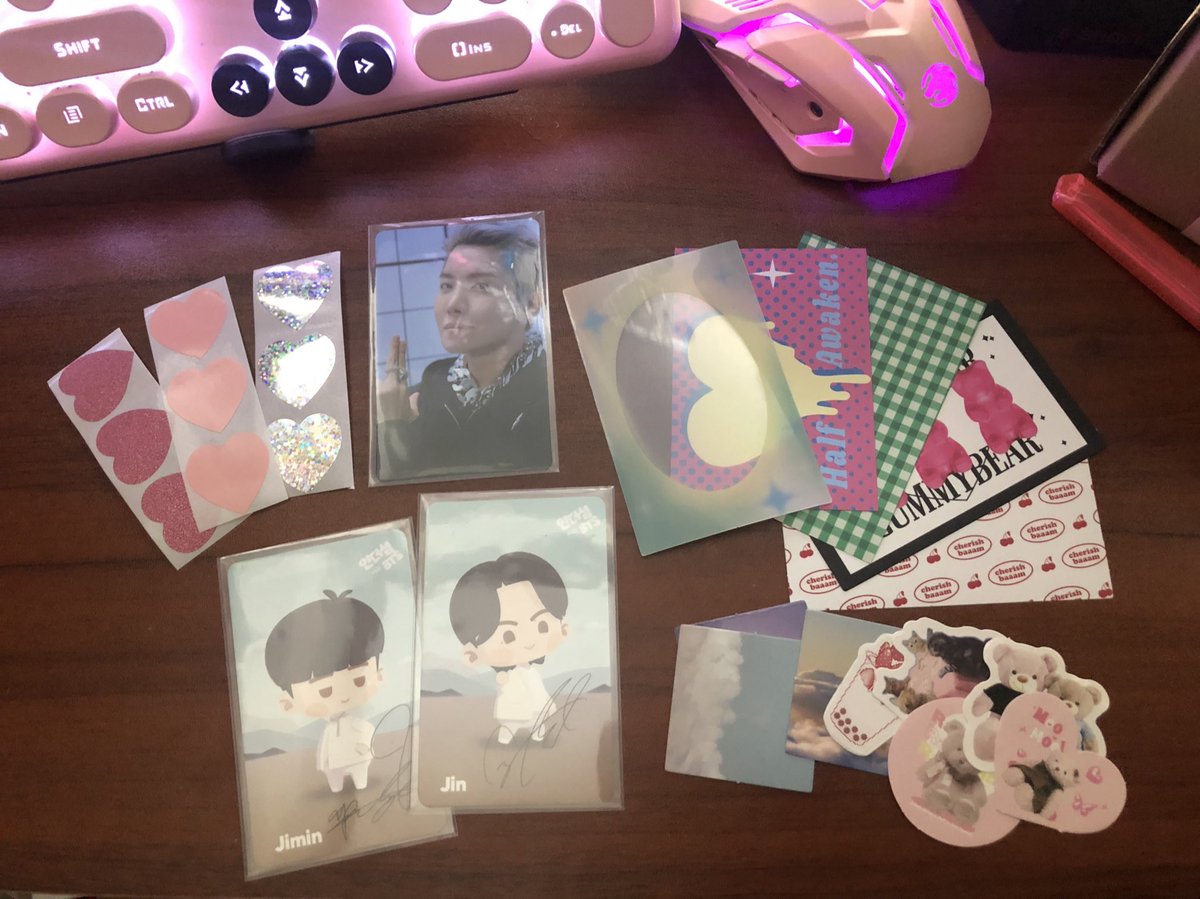 jonnamelloplop's tweet photo. Finally my ITS cards were now complete. TYSM @boyfriendksj for the generous amount of freebies. I also got surprised when I saw Hobi proof nrpc. 🥹🥹🥹🥹 I really appreciate it. https://t.co/KetC47XDic