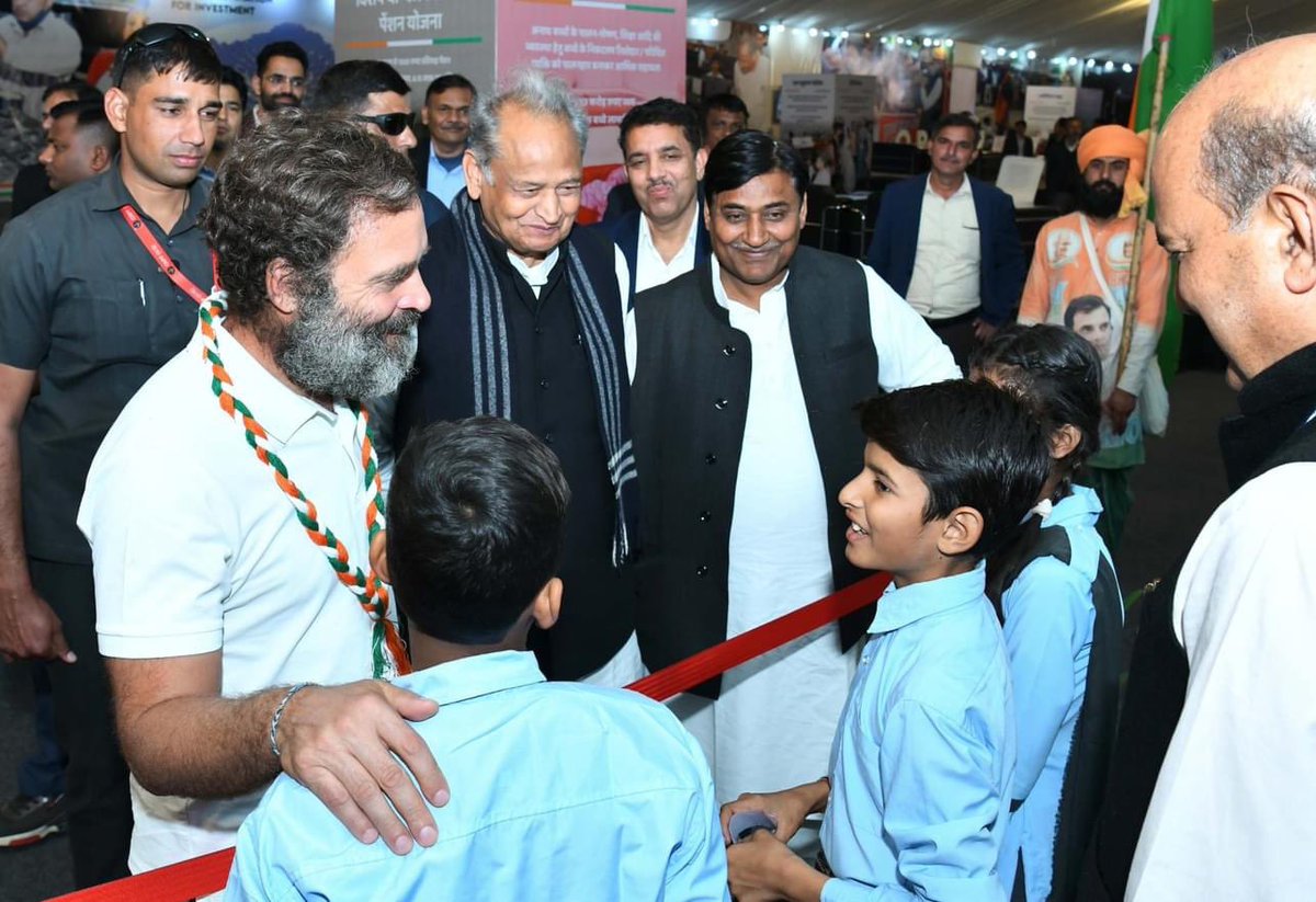 आज के बच्चे, कल का भारत बनाएंगे
नफ़रत मिटाकर, मज़बूत राष्ट्र बनाएंगे

राजस्थान सरकार के 4 वर्ष पूर्ण होने पर श्री राहुल गांधी जी ने दौसा के सिकन्दरा में विकास प्रदर्शनी का अवलोकन किया एवं महात्मा गांधी अंग्रेजी माध्यम विद्यालय के विद्यार्थियों से संवाद किया।