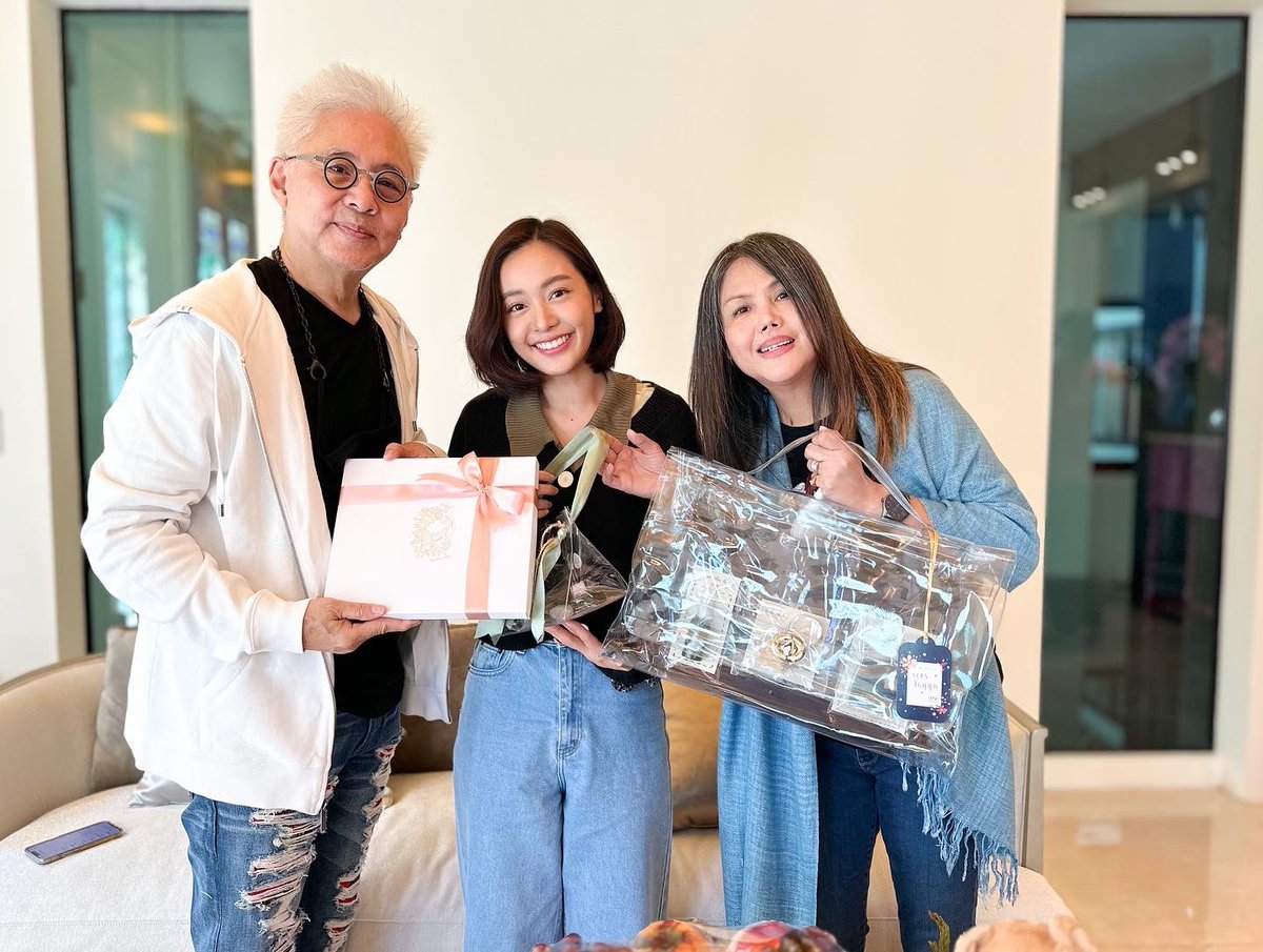 paujinjong's tweet photo. ต้อนรับเทศกาลความสุขกันแล้ว 🎉🎉🎁🎁🎊🎊 สองพระนางสุดน่ารักงานแน่นงานปัง #ภณณวัสน์ #อุ้มอิษยา  มาสวัสดีปีใหม่ #อาตู่นพพล #พี่นุชปรียานุช ทีมงาน #เป่าจินจง เช้าวันนี้ ❤️❤️❤️❤️ #เก็บแผ่นดิน #เก็บเเผ่นดิน2020 #paujinjong https://t.co/i8TbdfkGyE