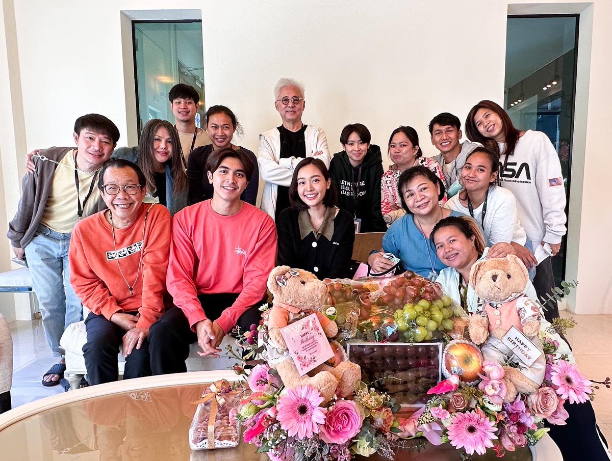 paujinjong's tweet photo. ต้อนรับเทศกาลความสุขกันแล้ว 🎉🎉🎁🎁🎊🎊 สองพระนางสุดน่ารักงานแน่นงานปัง #ภณณวัสน์ #อุ้มอิษยา  มาสวัสดีปีใหม่ #อาตู่นพพล #พี่นุชปรียานุช ทีมงาน #เป่าจินจง เช้าวันนี้ ❤️❤️❤️❤️ #เก็บแผ่นดิน #เก็บเเผ่นดิน2020 #paujinjong https://t.co/i8TbdfkGyE