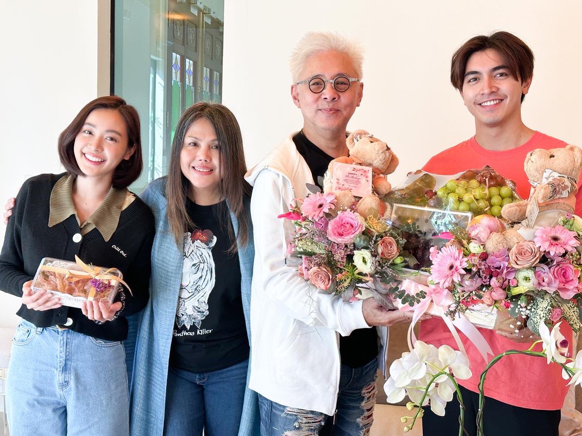 paujinjong's tweet photo. ต้อนรับเทศกาลความสุขกันแล้ว 🎉🎉🎁🎁🎊🎊 สองพระนางสุดน่ารักงานแน่นงานปัง #ภณณวัสน์ #อุ้มอิษยา  มาสวัสดีปีใหม่ #อาตู่นพพล #พี่นุชปรียานุช ทีมงาน #เป่าจินจง เช้าวันนี้ ❤️❤️❤️❤️ #เก็บแผ่นดิน #เก็บเเผ่นดิน2020 #paujinjong https://t.co/i8TbdfkGyE