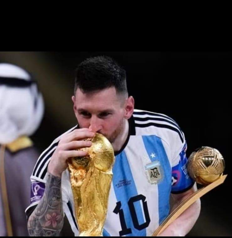 Rins_Bee's tweet photo. Messi led Argentina to victory in the World Cup final! The man is a true soccer legend and deserves all the accolades in the world. Congrats to Argentina and to Messi on this incredible achievement. #Messi #WorldCup #Argentina 🇦🇷🏆 https://t.co/N1PMRhZxjY