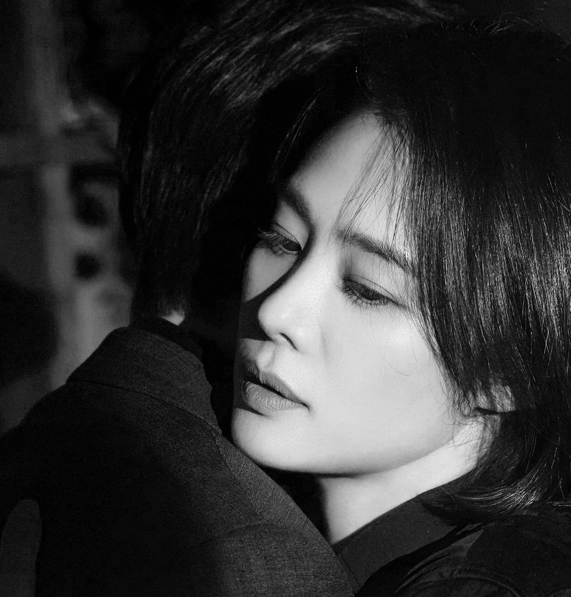 얼굴 턱선 눈썹 머리카락까지 계산된듯 완벽함,, 
최고다 김현주....