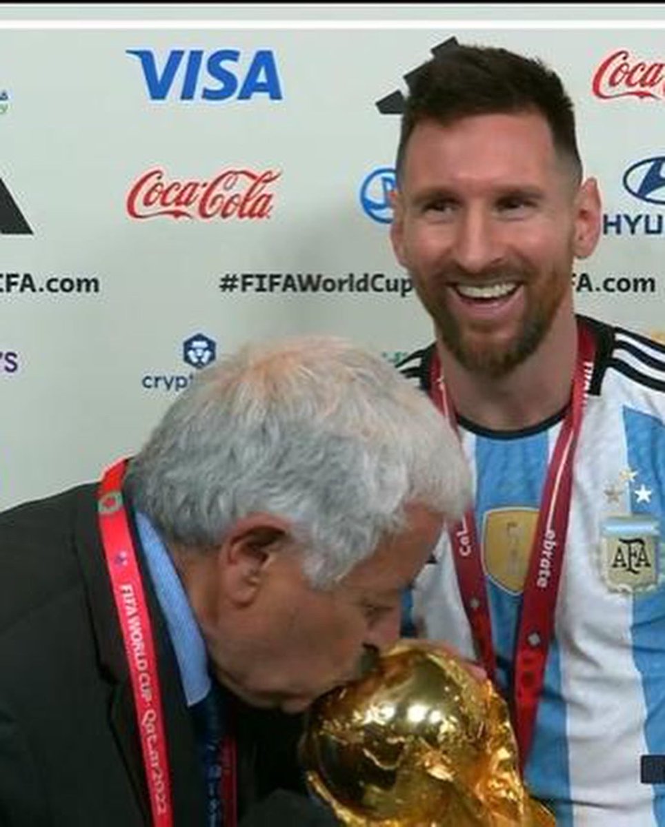 Que lindo sos Lio, me diste la nota cuando lo único que quería era ir a festejar al vestuario con tus compañeros y como si fuera poco me dejaste besar la copa, sos un fenómeno Messi, te quiero amigo!!!