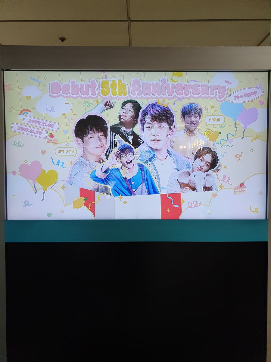 rido817's tweet photo. 나도 드디어 전광판 봤다 (ง ˙▽˙ )ว
너무 예쁨ㅠㅠ
집갈때 또 찍어야징

#해피레몬위크
#거봐_신주협_웃으니까_예쁘잖아
#네가_뭘하든_넌_아름답고_완전_소중하니까 https://t.co/SCl8bK9kmd