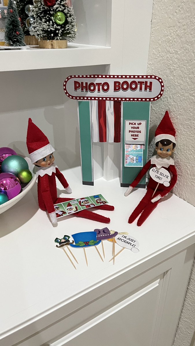 ThePatricios's tweet photo. @elfontheshelf @chandabell
#merrymovienight
#scoutelfreturnweek
#elfontheshelf tinsel and Jingle left smelly pens https://t.co/NFLw4Htwwo