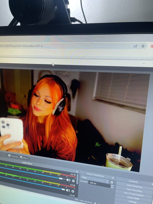 Wow I&rsquo;m live https://t.co/1i9q4G8vEN