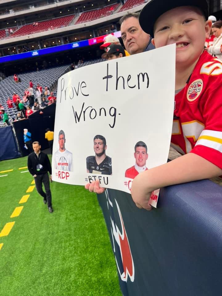 TravisYoakum58's tweet photo. @TheGK3 @BoilerFootball @Chiefs so thankful for George! Thanks for making my kids’ Christmas!!! #ABSOLUTESTUD https://t.co/yha8Wzl1ik