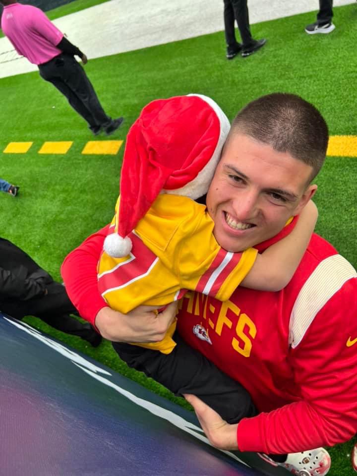 TravisYoakum58's tweet photo. @TheGK3 @BoilerFootball @Chiefs so thankful for George! Thanks for making my kids’ Christmas!!! #ABSOLUTESTUD https://t.co/yha8Wzl1ik