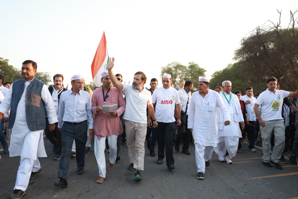 CHANDRA70640791's tweet photo. @bharatjodo इस समस्या ने हमारे को चोर ना होते हुए भी चोर बना दिया और यह एक निकम्मी सरकार जो देश पर शासन कर जिसको गरीबों की पीड़ा समझ नहीं आ रही है।
#ThanksRahulji_PACL_Victims
#ThanksRahulji_PACL_Victims
@RahulGandhi
@CBYadav_ 
@PMOIndia https://t.co/EW0VsoZgVS