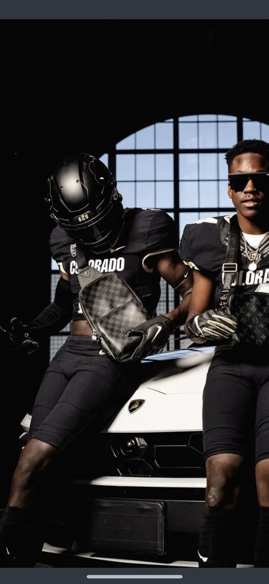 JeremyPietig's tweet photo. @jrthompkins5 @DeionSanders Cuz those man bags.    Lame af. https://t.co/6j4qwXzLEF