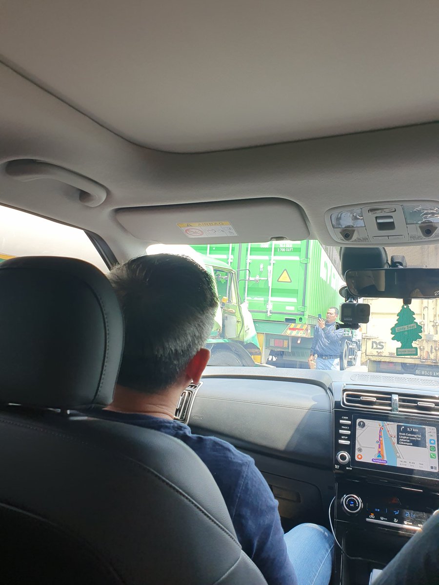 12.00 kecelakaan di tol priuk arah cawang di sekitar km 17 200..antara truk kontainer dan truk tangki..di lajur tengah, sudah ada petugas...kondisi lalin padat merambat <a href="/RadioElshinta/">Radio Elshinta</a>