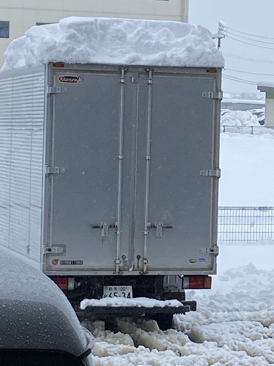 TigerCrownHS's tweet photo. #新潟県 ＃燕市 です。
積雪40センチ
社員みんなで雪かき頑張ってます。
消雪パイプ（地下水）で雪を溶かしてます。 https://t.co/LYI9L1ulT2