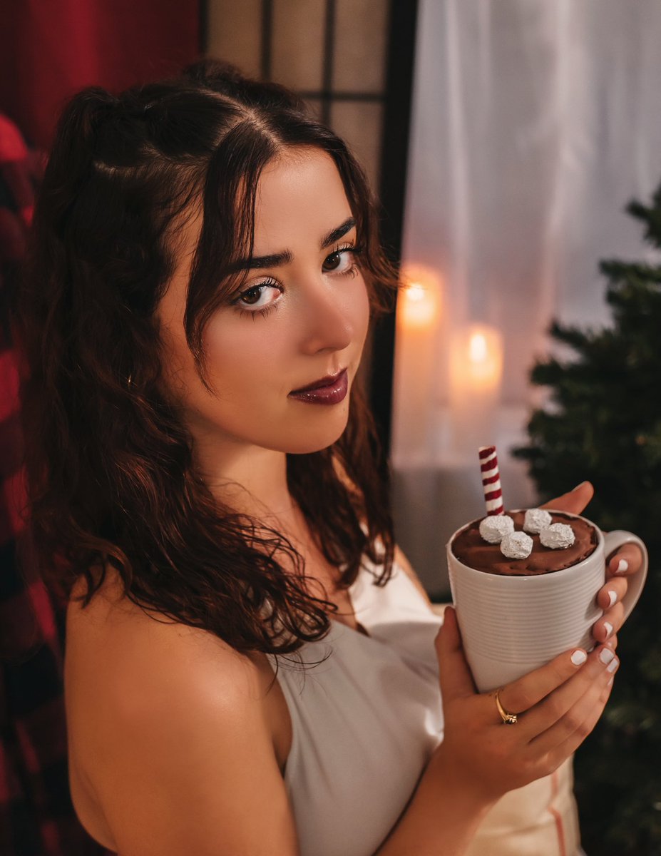 jaylyndanielle's tweet photo. merry as fuck 🎄 https://t.co/eWxiwNVE6u