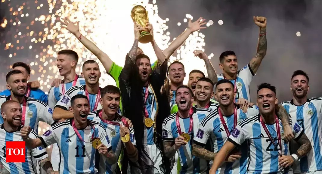 अर्जेंटीना के स्टार लियोनेल मेस्सी ने टूर्नामेंट से अपनी विदाई के मौके पर पहली बार फीफा वर्ल्ड कप जीतकर आखिरकार अपने रिकॉर्ड तोड़ करियर का ताज अपने नाम कर लिया।
#Argentina #LionelMessi𓃵 #FIFAWorldCup