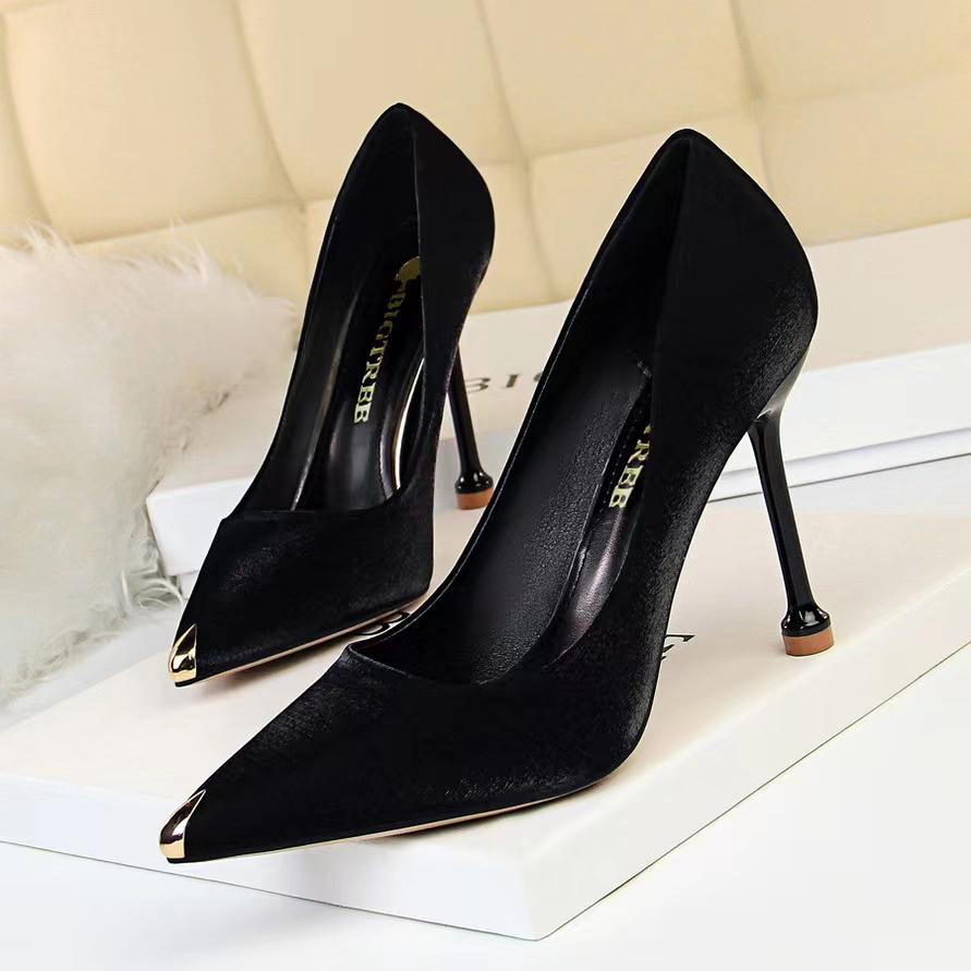 kamaroma22's tweet photo. Pick these at only 80,000shs a pair from @TheHeelsRack1 
#TheHeelsRack1 https://t.co/qz9QC8GQAZ