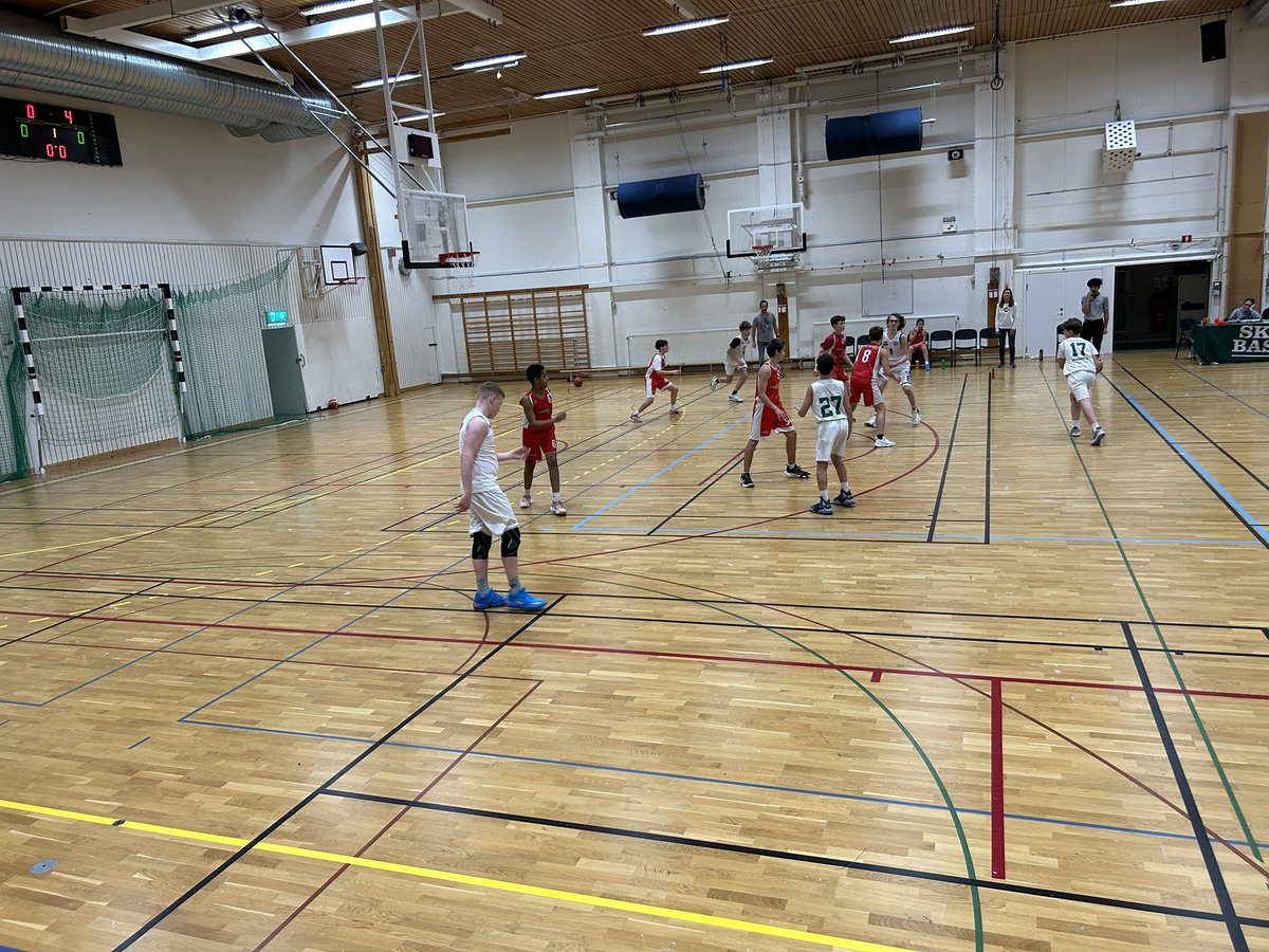 jespervarn's tweet photo. #FavoriterFrån2022 och nu närmar vi oss upploppet! #Lucka19 

Min son började spela basket i en lokal basketklubb i år. Han har länge stått ute på gården och skjutit mot en basketkorg vi har där, men ville nu satsa på att ”spela på riktigt”. 

Jag tror det är bra för ungdomar https://t.co/FhggvPV25V