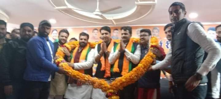 RajeshPandayBJP's tweet photo. रीवा ज़िले मे युवा मोर्चा द्वारा  "खिलते कमल" कार्यक्रम युवा 
सम्मेलन" को भारतीय जनता युवा मोर्चा के राष्ट्रीय महामंत्री श्री #rohit_chahal जी व युवा मोर्चा के  प्रदेश अध्यक्ष 
श्री #Vaibhav_Pawar जी ने संबोधित किया
इस अवसर पर  पदाधिकारी व कार्यकर्ता  उपस्थित रहे।

#खिलते_कमल https://t.co/dyj725b1z8