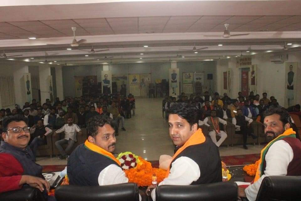 RajeshPandayBJP's tweet photo. रीवा ज़िले मे युवा मोर्चा द्वारा  "खिलते कमल" कार्यक्रम युवा 
सम्मेलन" को भारतीय जनता युवा मोर्चा के राष्ट्रीय महामंत्री श्री #rohit_chahal जी व युवा मोर्चा के  प्रदेश अध्यक्ष 
श्री #Vaibhav_Pawar जी ने संबोधित किया
इस अवसर पर  पदाधिकारी व कार्यकर्ता  उपस्थित रहे।

#खिलते_कमल https://t.co/dyj725b1z8