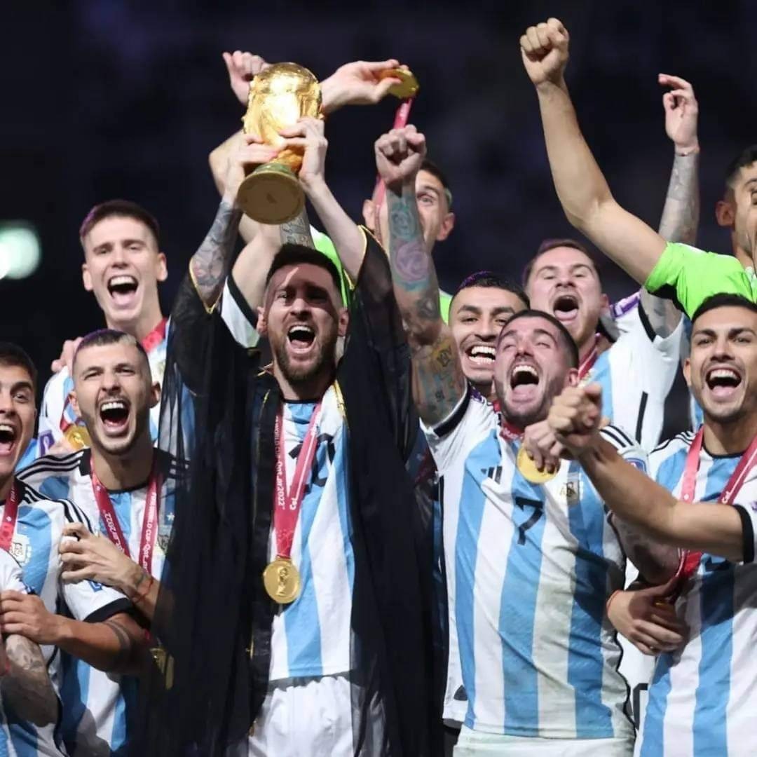 ARGENTINA  Campeón del Mundo. América Campeón.  Francia no pudo con su selección de africanos ganarle a Argentina. Un partido dramático y sufrido.