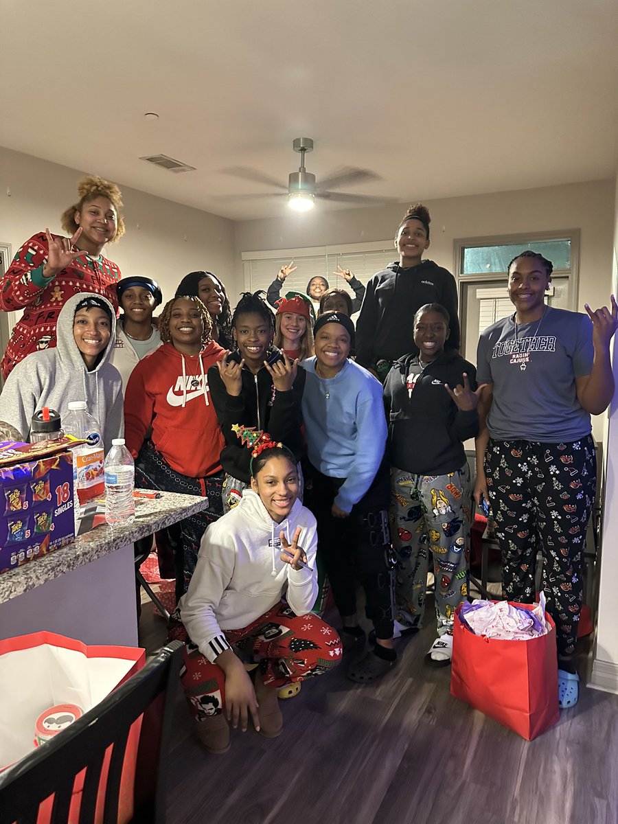 _CoachAdrian's tweet photo. Itโs one thing to be teammates; itโs another thing to be famULy! #MyGirls #WBB #SecretSantaParty โค๏ธ๐ค๐พ๐ค https://t.co/1wC80UnbJx