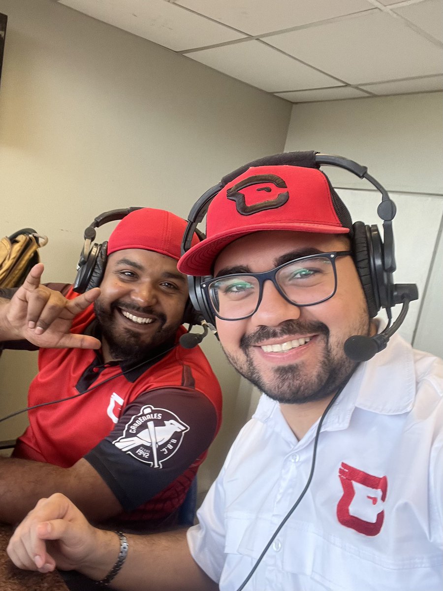oscarcumare24's tweet photo. Hoy en el juego entre @aguilasdelzulia y @CardenalesDice haciendo dupla con @AlfonsoSaerG en el circuito ✊🏾 https://t.co/FpWfT3NxNb