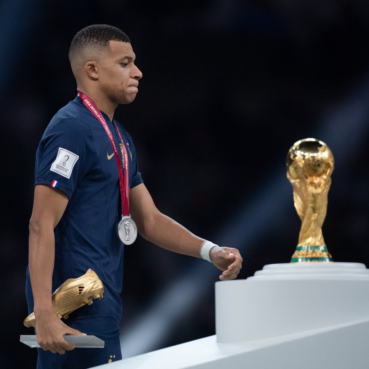 ESPNIndia's tweet image. ◾ WC winner at 19
◾ WC finalist at 23 
◾ Golden Boot winner
◾ A hat-trick in a WC final
◾ 1st man to score 7+ goals at a single WC since Ronaldo in 2002
◾ The most goals by a 23-year-old or younger in a single WC

Let's all take a moment to appreciate Kylian Mbappé 👏