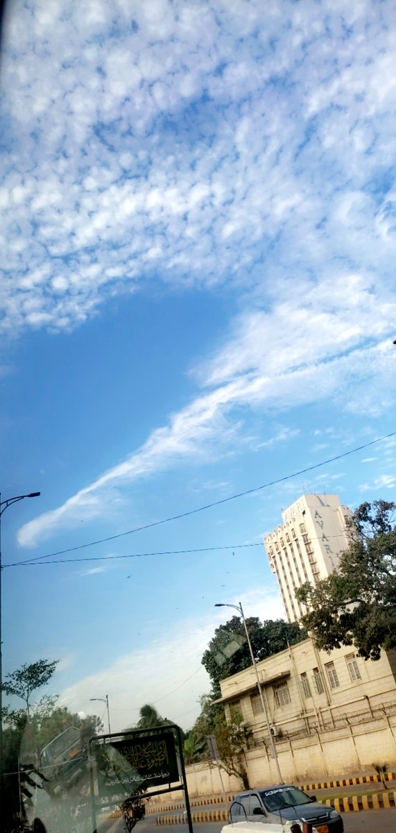 burrrgergirl's tweet image. Let the sky remind you that it&apos;s okay to feel blue.
#Skyvibes #BlueMonday