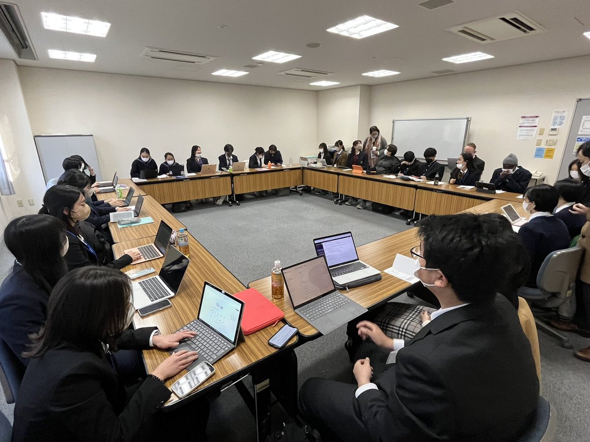 stea_alsyst's tweet photo. We are here at Ritsumeikan University to participate in Model United Nations. We are discussing international issues in English.
模擬国連参加のため立命館大学に来ています。国際問題を英語で議論し合っています。 https://t.co/ji9mgokjLc