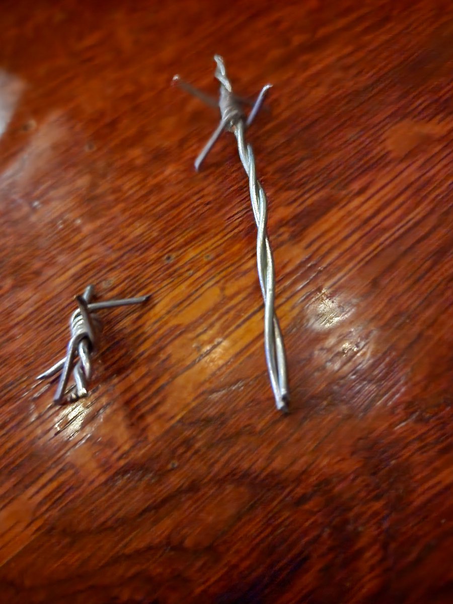 skydelacrimosa's tweet photo. TRYING TO BRUSH THROUGH MY HAIR AFTER MY MATCH... THESE WERE STUCK IN THERE... NOT A NEW PROBLEM.... BUT A PROBLEM NONETHELESS...
#TxDM2 https://t.co/IqVktH4yWK