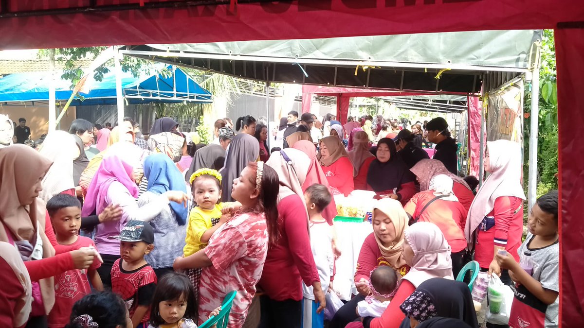 DesaKaligondo's tweet photo. Minggu, 18 Desember 2022
Kegiatan Bazar Ibu- ibu PKK Sunday Market yang dibuka dengan Senam Bersama bertempat di Dusun Sumberwadung Desa Kaligondo Kecamatan Genteng Kabupaten Banyuwangi https://t.co/8D9SNDF801