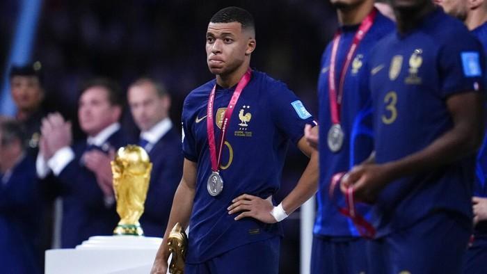 detikcom's tweet photo. #FOTO Kylian Mbappe harus berpuas hati dengan raihan juara 2 Piala Dunia usai dikalahkan Argentina lewat adu penalti. Wajah kecewanya tak bisa disembunyikan.

Foto: AP Photo

#juaraboladunia #Mbappe #Prancis #Qatar2022 https://t.co/t8dJBbmUGz
