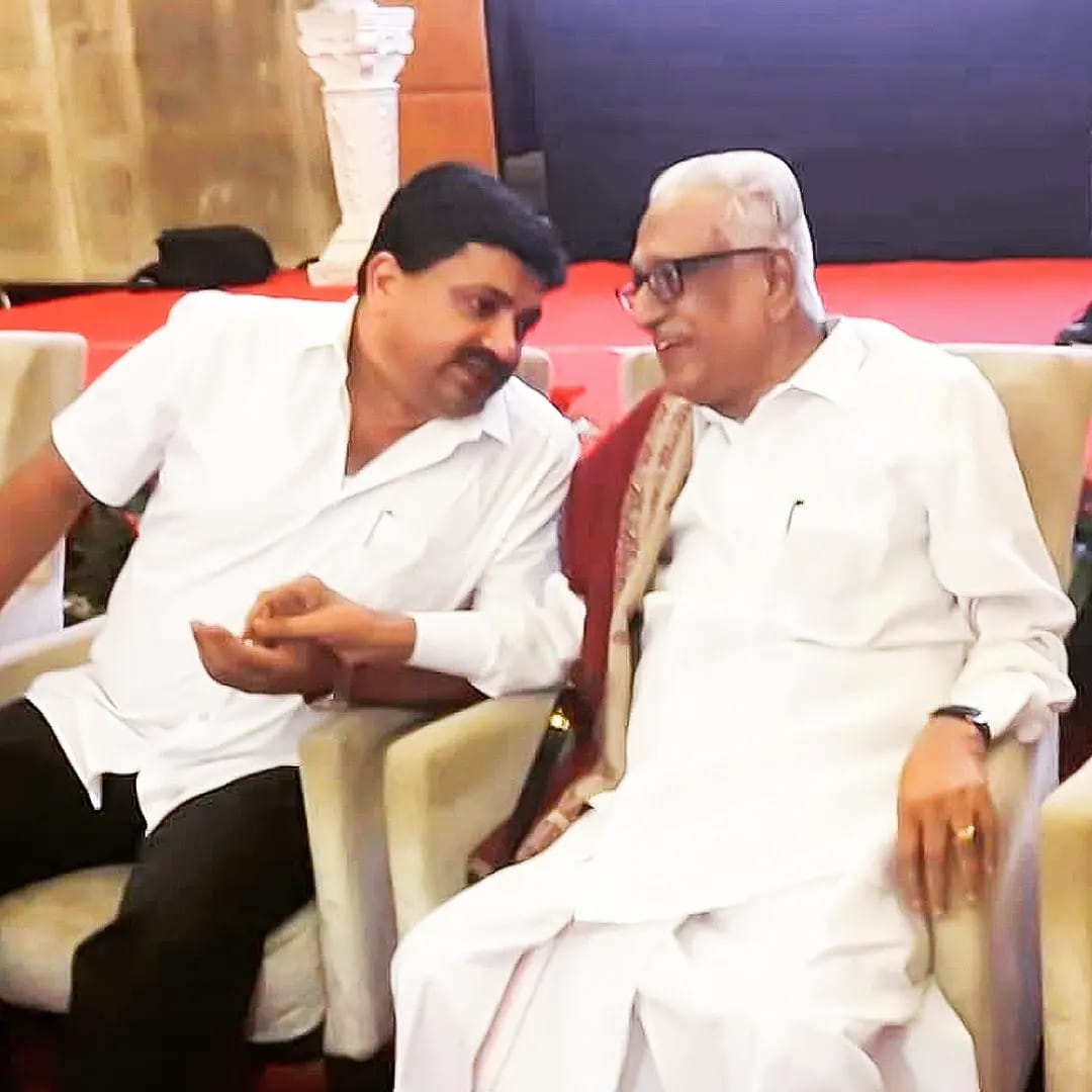 ptrmadurai's tweet photo. தலைவர் முத்தமிழறிஞர் கலைஞருடன் கைகோர்த்து தமிழர் இனமானம் காக்க காலமெல்லாம் போராடிய பேராசிரியர் பெருந்தகையின்  நூற்றாண்டு நாளில் அவர்தம் பேச்சாலும் எழுத்தாளும் கற்பித்த கொள்கை பாடங்களை நெஞ்சில் தாங்கி மாண்புமிகு முதல்வர் @mkstalin தலைமையில் தமிழினம் காக்க போராட உறுதியேற்போம். https://t.co/dwGPrMZzRT