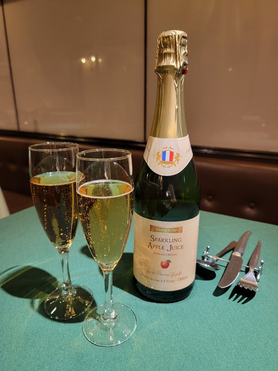 larousse_t's tweet photo. こちらは、スパークリングアップルジュースです。
フランス北西部ノルマンディー地方で採れたリンゴを使用した果汁100％のスパークリングジュースです。
お酒が苦手な方でもお酒を飲む雰囲気と美味しいリンゴジュースを楽しめると思います。 https://t.co/FEf8SC2y19