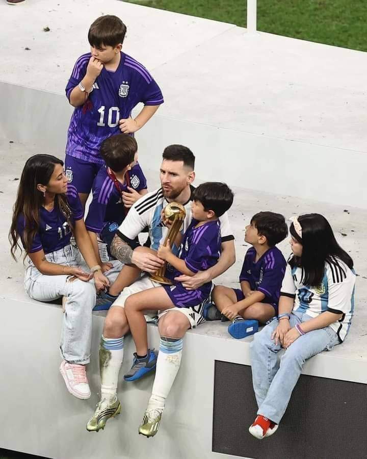 ALIROU's tweet image. Amenez vos filles et femmes à la lumière. Vos réussites doivent être les leurs. Comme Léo, #ChampionsDuMonde , donnez de la joie aux vôtres. Même la récolte champêtre est une occasion de célébrer la famille @UNFPACameroon @CampagneSWEDD 
@tappingdiotima  
@DrJustinKoffi @whocmr