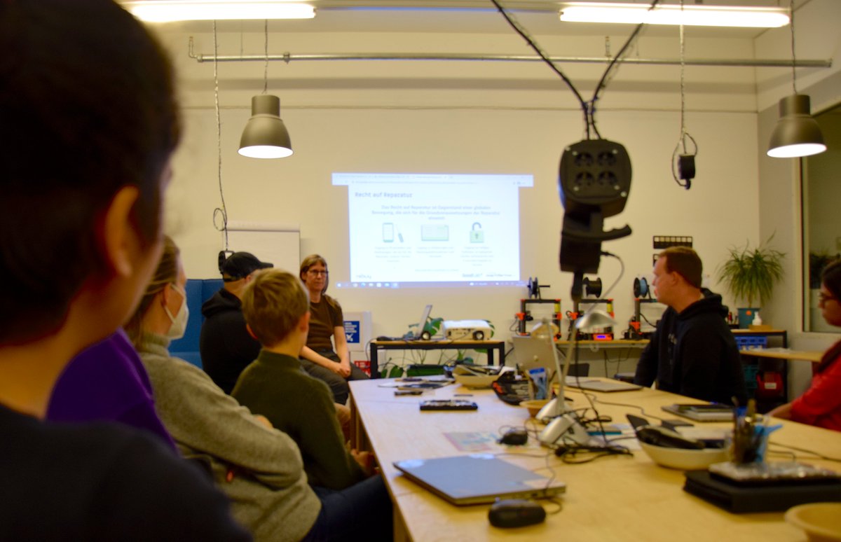 TueftelLab's tweet photo. Handy kaputt und nun? 📱🔨 Ebrahim Fathi von rebuy hat in der offenen Werkstatt im GoodLab genau diese Frage beantwortet.
Bei https://t.co/Qu1CBQ4pTl können Reparaturanleitungen kostenlos heruntergeladen werden. 👉 LINK IN BIO
#C2C #ReuseReduceRecycle #twlz #SpielerischLernen https://t.co/Ndy3qFYY76