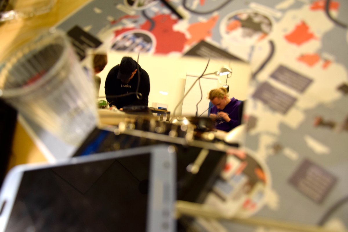 TueftelLab's tweet photo. Handy kaputt und nun? 📱🔨 Ebrahim Fathi von rebuy hat in der offenen Werkstatt im GoodLab genau diese Frage beantwortet.
Bei https://t.co/Qu1CBQ4pTl können Reparaturanleitungen kostenlos heruntergeladen werden. 👉 LINK IN BIO
#C2C #ReuseReduceRecycle #twlz #SpielerischLernen https://t.co/Ndy3qFYY76