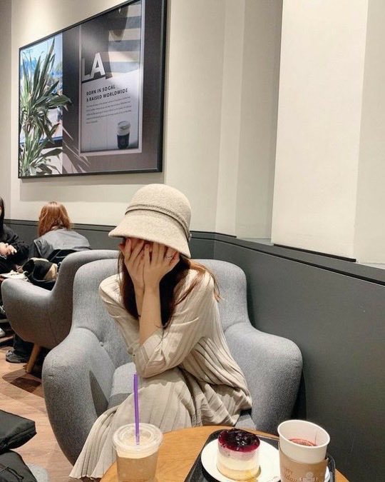 whoopziiy's tweet photo. IDE POSE FOTO DI CAFE

- a thread - https://t.co/Y48IdqjWLL
