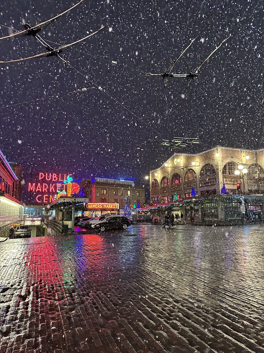 Snowing at the market! ❄️❄️ <a href="/KSeattleWeather/">Seattle Weather Blog</a>