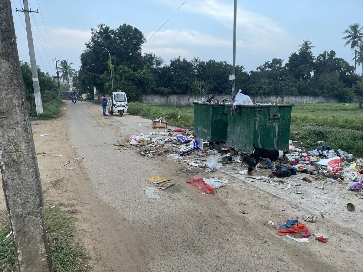 DrMaddy86's tweet photo. Occupied half of the road … Poor maintenance , Relocate the Trash bin… Exact opposite to EB post @chennaicorp 
Madhavaram / Ward 26 / Behind Madhavaram milk colony PHC https://t.co/4KUjil4cjV